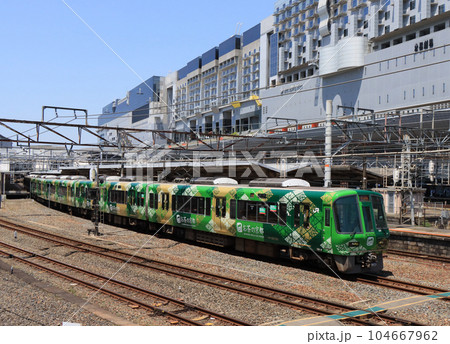 京都駅を発車する奈良線の221系お茶の京都 京都駅を発車する奈良線の221系お茶の京都 104667962