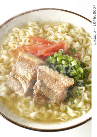 豚のバラ肉とたっぷりの小ねぎと紅生姜入りの熱々沖縄そばを白背景で俯瞰撮影 豚のバラ肉とたっぷりの小ねぎと紅生姜入りの熱々沖縄そばを白背景で俯瞰撮影 104668007