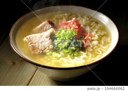 豚のバラ肉とたっぷりの小ねぎと紅生姜入りの熱々沖縄そば 104668062