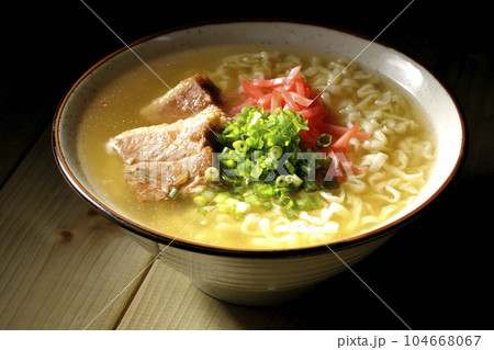 豚のバラ肉とたっぷりの小ねぎと紅生姜入りの熱々沖縄そば 豚のバラ肉とたっぷりの小ねぎと紅生姜入りの熱々沖縄そば 104668067