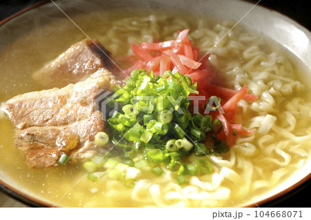豚のバラ肉とたっぷりの小ねぎと紅生姜入りの熱々沖縄そば 豚のバラ肉とたっぷりの小ねぎと紅生姜入りの熱々沖縄そば 104668071