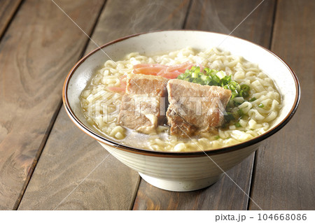 豚のバラ肉とたっぷりの小ねぎと紅生姜入りの熱々沖縄そば 104668086