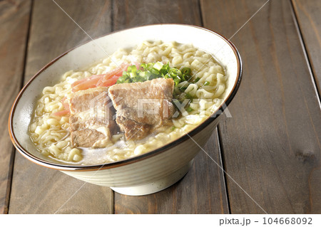 豚のバラ肉とたっぷりの小ねぎと紅生姜入りの熱々沖縄そば 豚のバラ肉とたっぷりの小ねぎと紅生姜入りの熱々沖縄そば 104668092