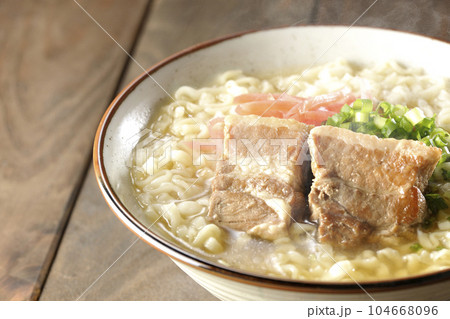 豚のバラ肉とたっぷりの小ねぎと紅生姜入りの熱々沖縄そば 豚のバラ肉とたっぷりの小ねぎと紅生姜入りの熱々沖縄そば 104668096
