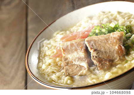 豚のバラ肉とたっぷりの小ねぎと紅生姜入りの熱々沖縄そば 豚のバラ肉とたっぷりの小ねぎと紅生姜入りの熱々沖縄そば 104668098