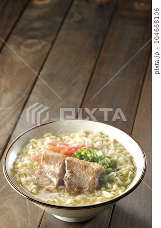 豚のバラ肉とたっぷりの小ねぎと紅生姜入りの熱々沖縄そば 豚のバラ肉とたっぷりの小ねぎと紅生姜入りの熱々沖縄そば 104668106