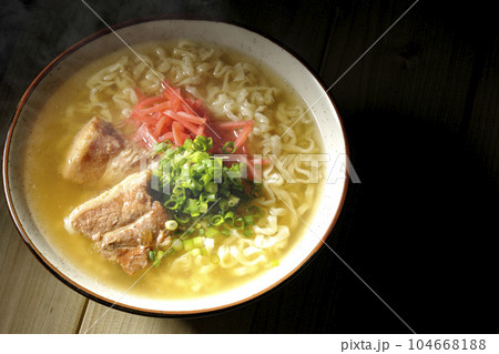 豚のバラ肉とたっぷりの小ねぎと紅生姜入りの熱々沖縄そばを俯瞰で撮影 104668188