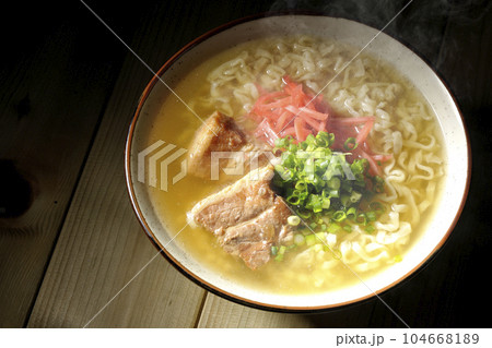 豚のバラ肉とたっぷりの小ねぎと紅生姜入りの熱々沖縄そばを俯瞰で撮影 豚のバラ肉とたっぷりの小ねぎと紅生姜入りの熱々沖縄そばを俯瞰で撮影 104668189