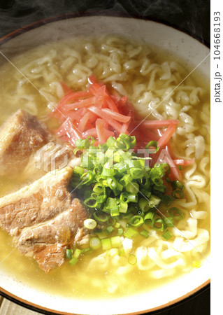 豚のバラ肉とたっぷりの小ねぎと紅生姜入りの熱々沖縄そばを俯瞰で撮影 104668193