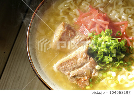 豚のバラ肉とたっぷりの小ねぎと紅生姜入りの熱々沖縄そばを俯瞰で撮影 104668197