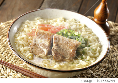 豚のバラ肉とたっぷりの小ねぎと紅生姜入りの熱々沖縄そば 104668244