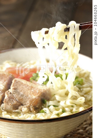豚のバラ肉とたっぷりの小ねぎと紅生姜入りの熱々沖縄そばを食べる 豚のバラ肉とたっぷりの小ねぎと紅生姜入りの熱々沖縄そばを食べる 104668265