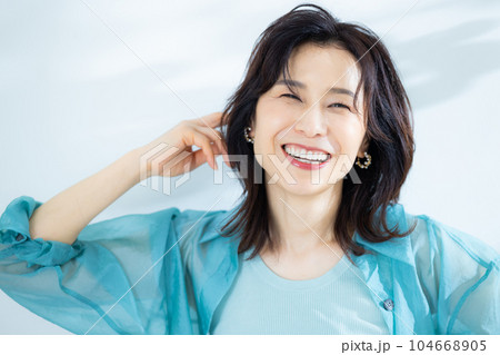 アクアブルーのシャツのミドル女性 アクアブルーのシャツのミドル女性 104668905