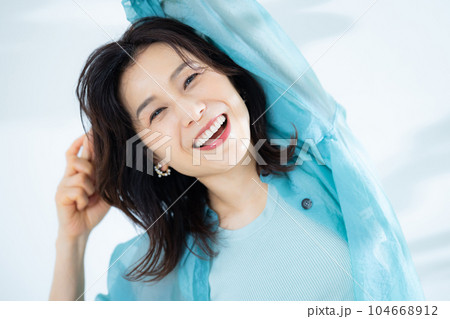 アクアブルーのシャツのミドル女性 104668912