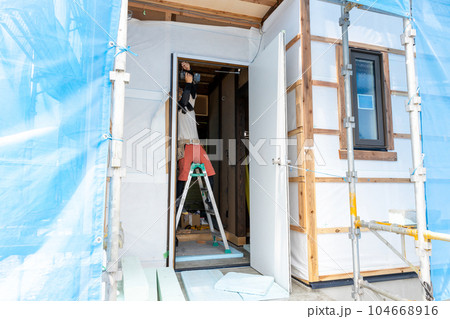 新築住宅の玄関サッシ取り付け 104668916