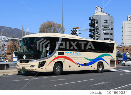 神戸市内を走るとさでん交通の高速バス 神戸市内を走るとさでん交通の高速バス 104669084