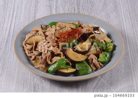 ナスとピーマンと豚肉の味噌炒め 104669103