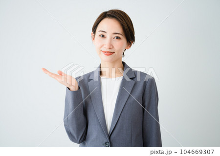案内をする若い女性　ビジネスイメージ 104669307