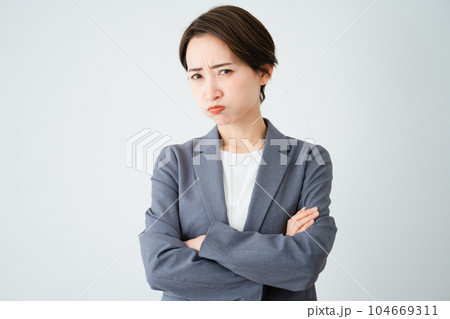 腕を組んで怒っている若い女性　ビジネスイメージ 104669311