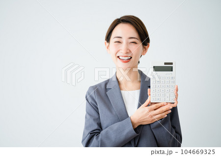 電卓を持って指をさす若い女性　ビジネスイメージ	 104669325