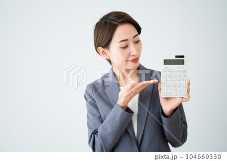 電卓を持って案内をする若い女性　ビジネスイメージ	 104669330