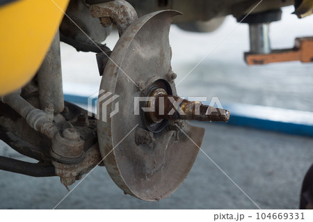 Remove the old disc brakes to replace them with new ones. 104669331