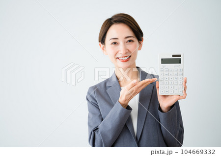 電卓を持って案内をする若い女性　ビジネスイメージ	 104669332
