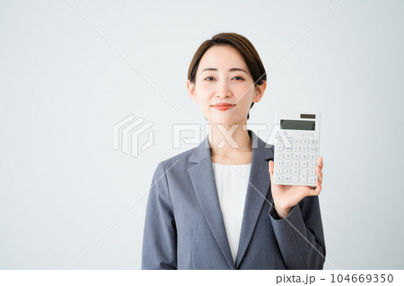 電卓を持って指をさす若い女性　ビジネスイメージ	 104669350