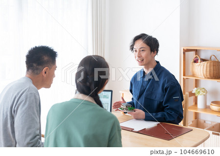 営業マンとシニア夫婦 104669610