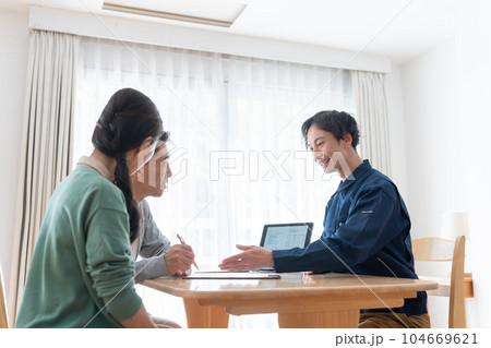 営業マンとシニア夫婦 104669621
