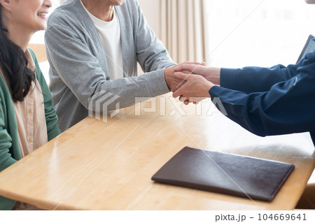 営業マンとシニア夫婦 営業マンとシニア夫婦 104669641