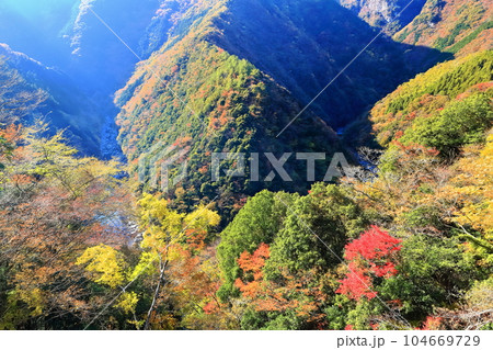 【徳島県】晴天の紅葉した(ひの字渓谷) 【徳島県】晴天の紅葉した(ひの字渓谷) 104669729
