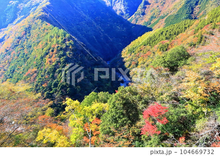 【徳島県】晴天の紅葉した(ひの字渓谷) 【徳島県】晴天の紅葉した(ひの字渓谷) 104669732