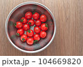 ボールに入った新鮮なミニトマト 104669820