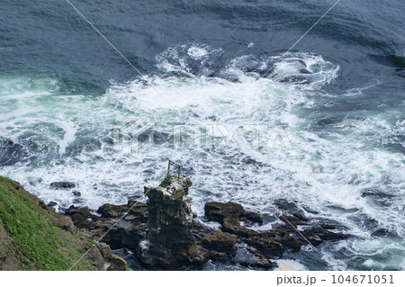 尻羽岬の帆掛岩 104671051
