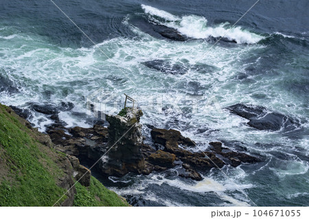 尻羽岬の帆掛岩 104671055