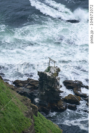 尻羽岬の帆掛岩 104671072