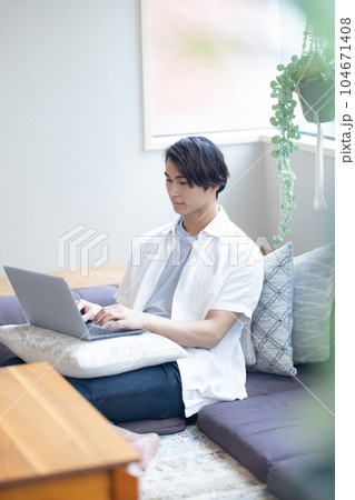 パソコンを見る男性 104671408