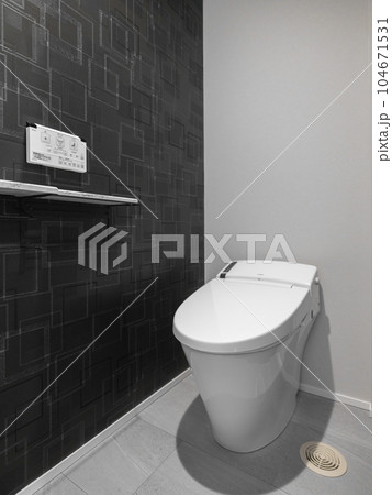 窓のない新築住宅のトイレ 104671531