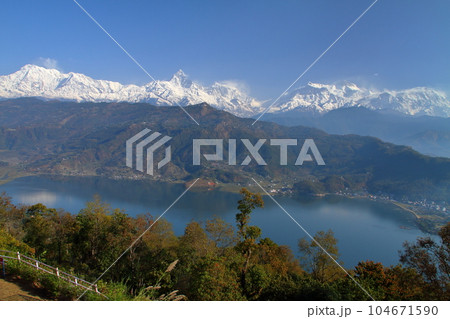 南アジアのネパールポカラ 日本山妙法寺からのヒマラヤ・マチャプチャレとアンナプルナ山群とフェワ湖 南アジアのネパールポカラ 日本山妙法寺からのヒマラヤ・マチャプチャレとアンナプルナ山群とフェワ湖 104671590