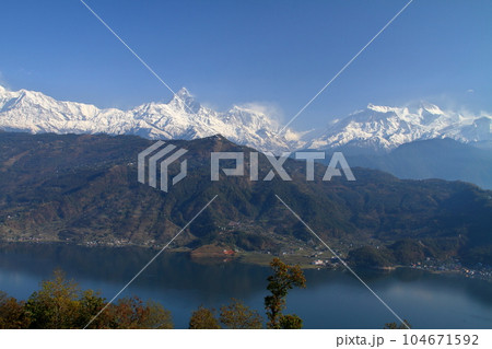 南アジアのネパールポカラ　日本山妙法寺からのヒマラヤ・マチャプチャレとアンナプルナ山群とフェワ湖 104671592