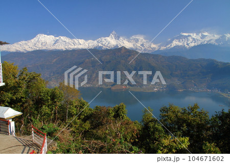 南アジアのネパールポカラ 日本山妙法寺からのヒマラヤ・マチャプチャレとアンナプルナ山群とフェワ湖 南アジアのネパールポカラ 日本山妙法寺からのヒマラヤ・マチャプチャレとアンナプルナ山群とフェワ湖 104671602