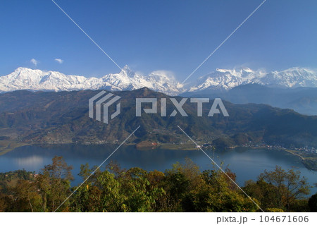 南アジアのネパールポカラ　日本山妙法寺からのヒマラヤ・マチャプチャレとアンナプルナ山群とフェワ湖 104671606