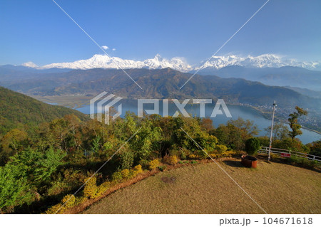 南アジアのネパールポカラ　日本山妙法寺からのヒマラヤ・マチャプチャレとアンナプルナ山群とフェワ湖 104671618