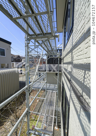 住宅リフォーム 外壁塗装中の家 104672157