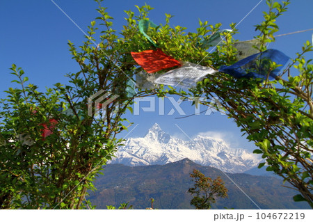 南アジアのネパールポカラ　日本山妙法寺からのヒマラヤ・マチャプチャレとアンナプルナ山群とタルチョー 104672219