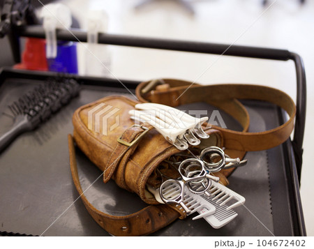 美容室イメージ　シザーケースに入ったカット鋏 104672402