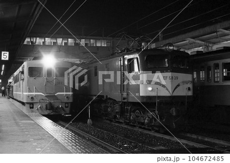 鉄道 国鉄 列車 機関車 EF58 DF50 和歌山 夜 鉄道 国鉄 列車 機関車 EF58 DF50 和歌山 夜 104672485