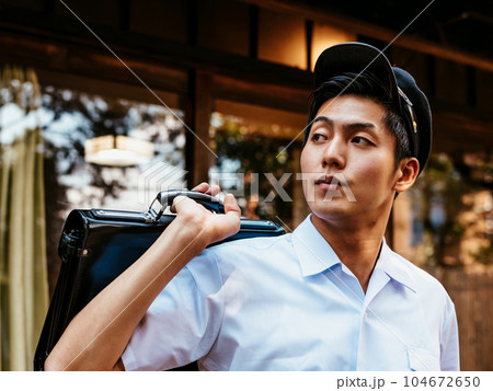 時代を感じるかっこいい男子高校生 時代を感じるかっこいい男子高校生 104672650