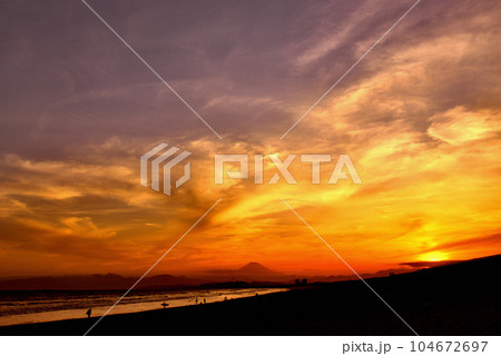 片瀬江の島 鵠沼海岸から観る富士山の夕景 片瀬江の島 鵠沼海岸から観る富士山の夕景 104672697